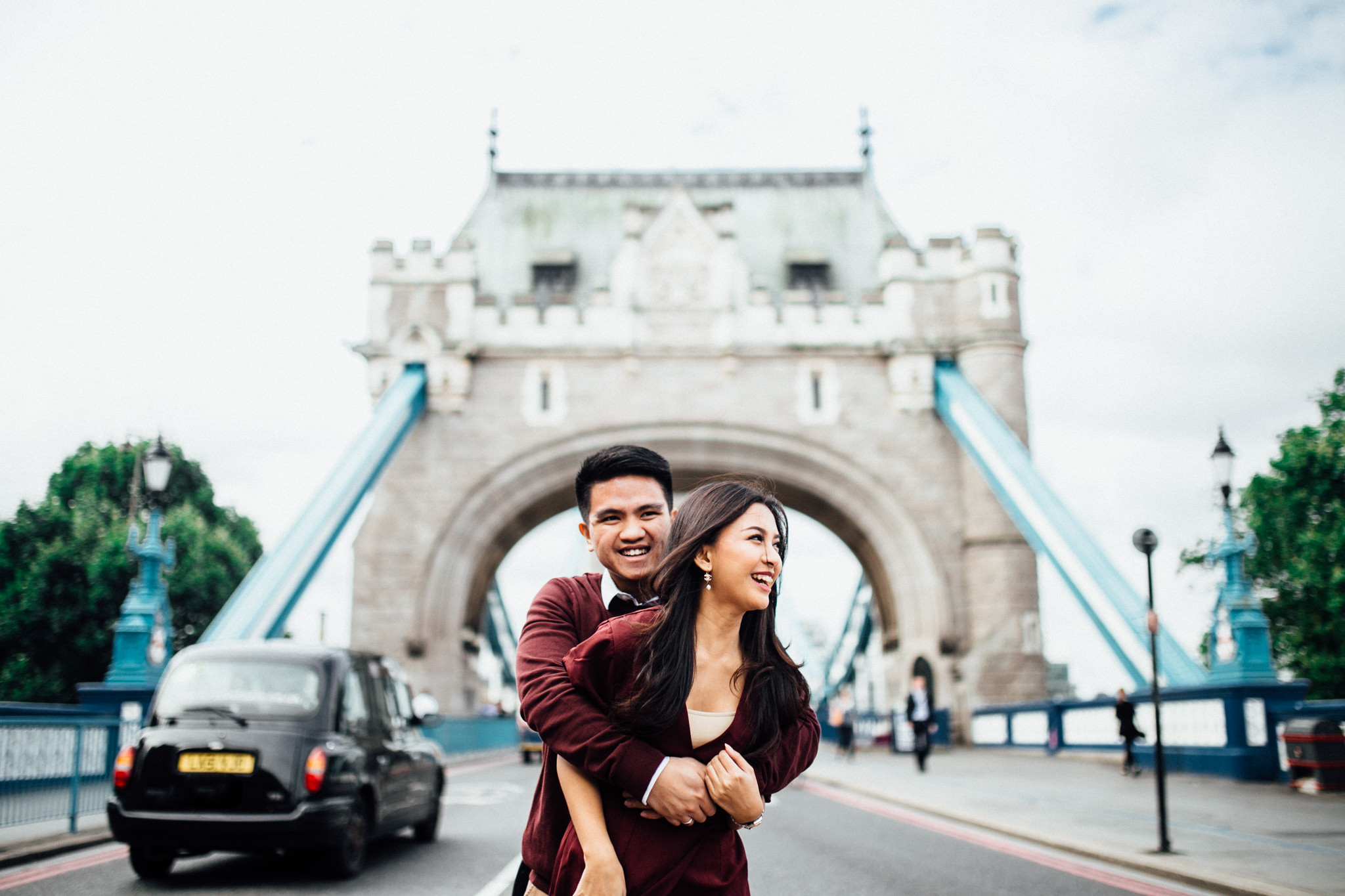 london engagement couples shoot at tower bridge asian couple