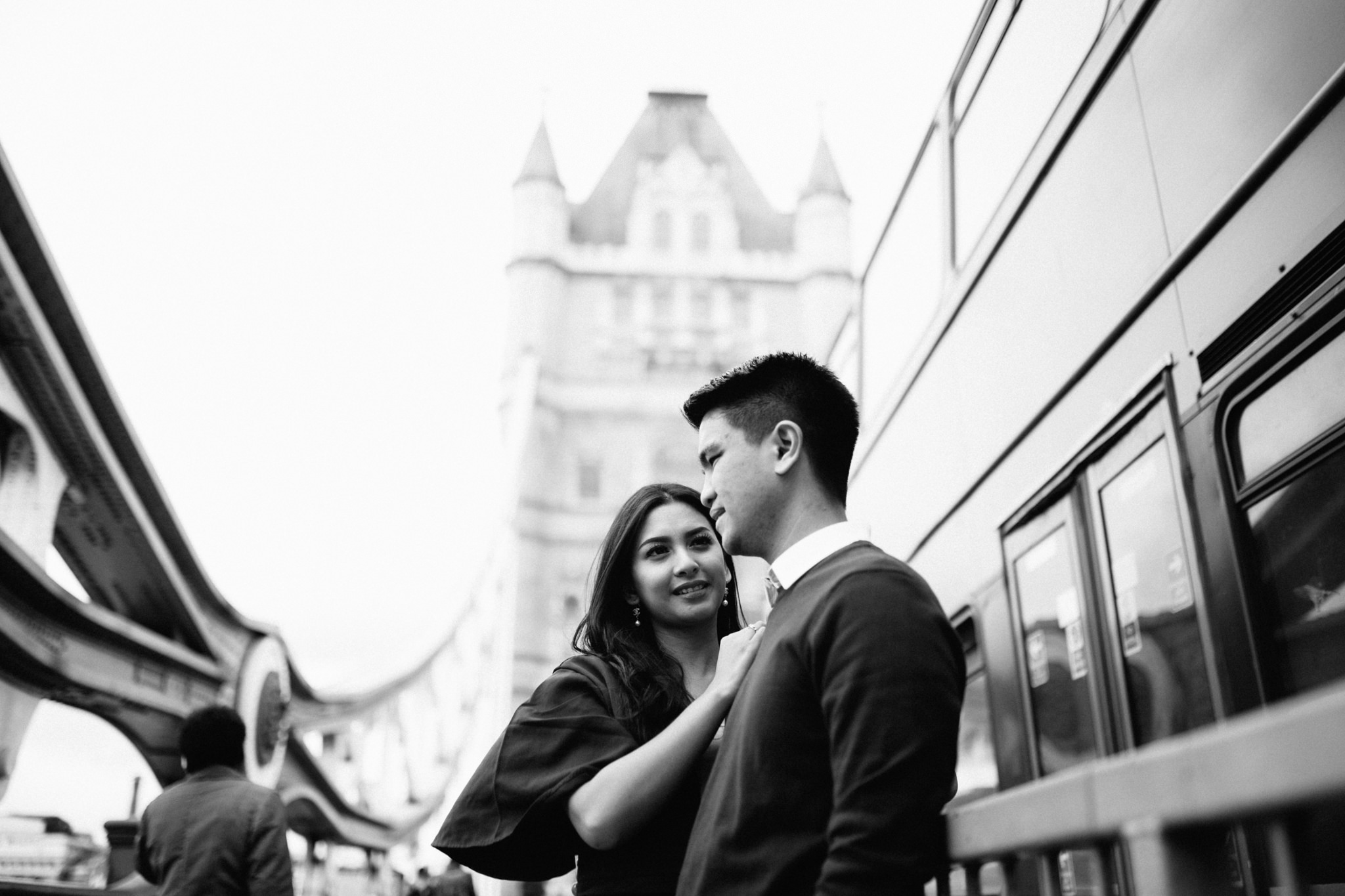 engagement couples shoot at tower bridge asian couple