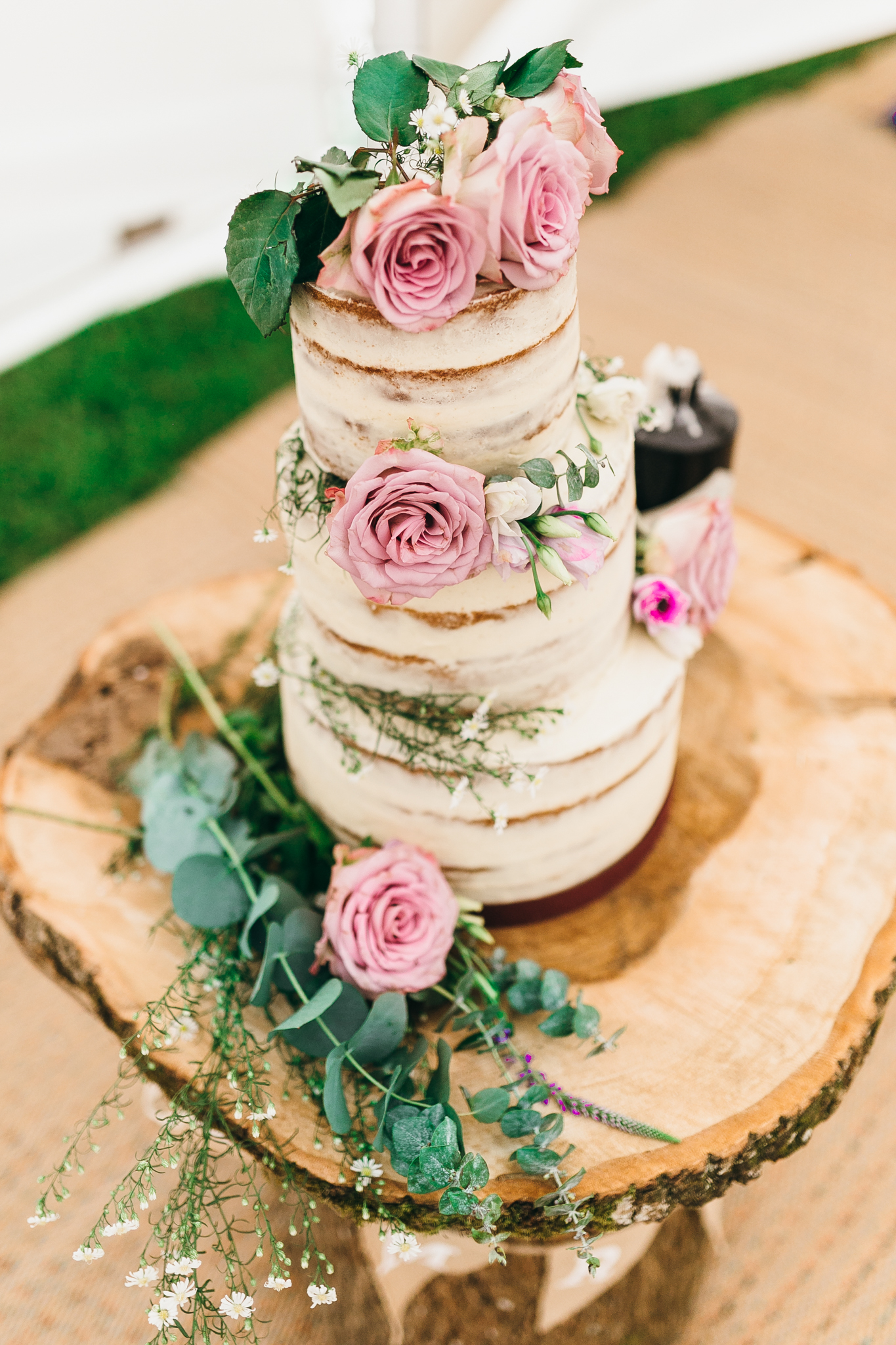 colorful rustic and vintage tipi wedding photography in surrey cake