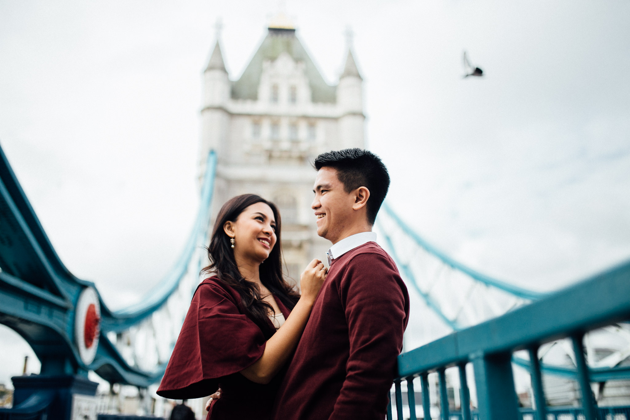 london engagement couples shoot at tower bridge asian couple